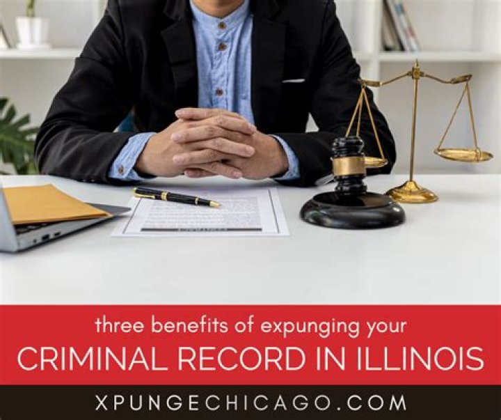 Are juvenile records expunged at 18 in Illinois?