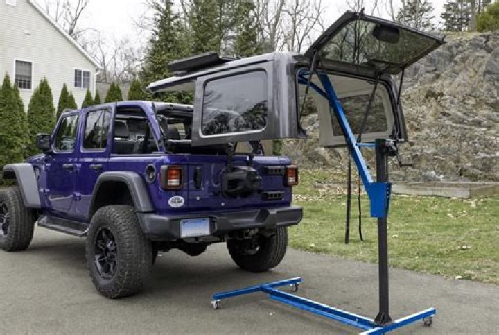 Can 2 people remove a jeep hardtop?