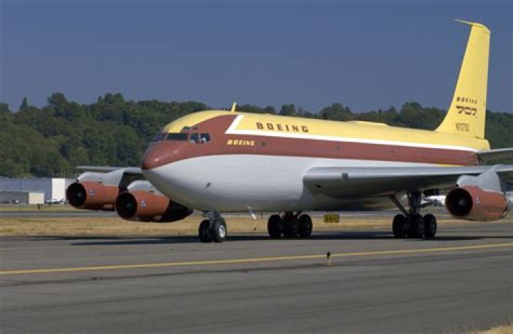 Can a Boeing 707 do a barrel roll?