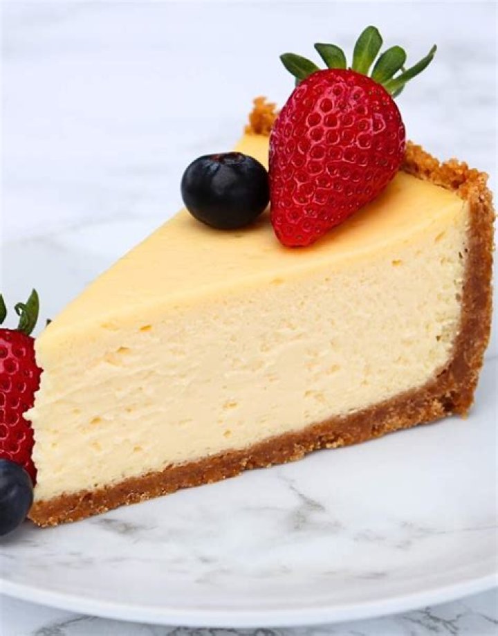 Can a cheesecake be made in a regular cake pan?