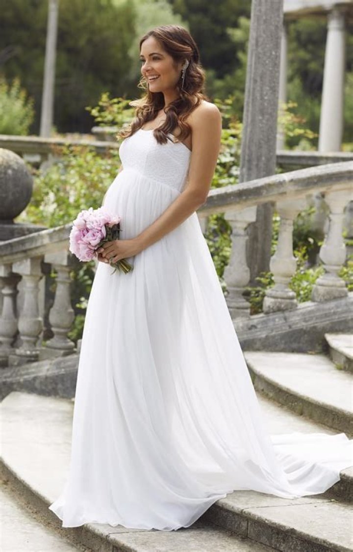 Can a pregnant bride wear white?