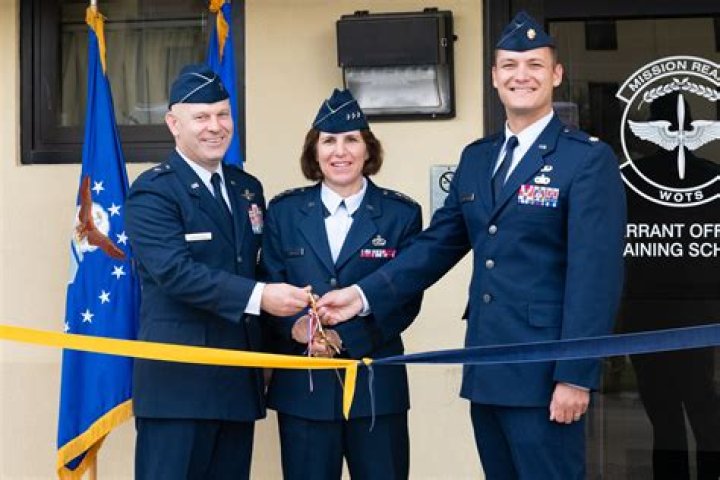 Can a warrant officer be a pilot?