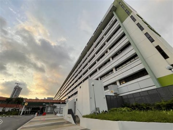 Can foreigners go to public hospitals in Singapore?
