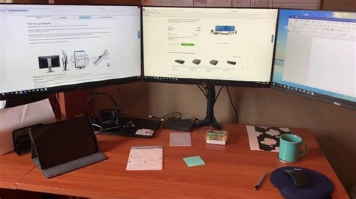Can I hook up 3 monitors to my Dell docking station?