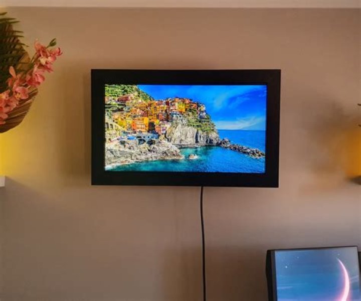 Can I use a digital picture frame as a monitor?