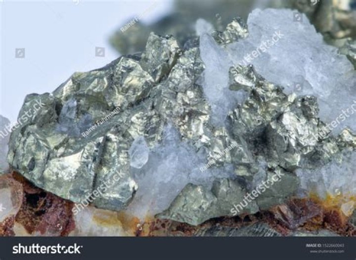 Can silver be found in quartz?