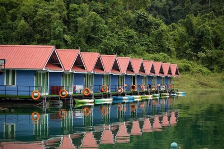 Can you stay in Khao Sok National Park?