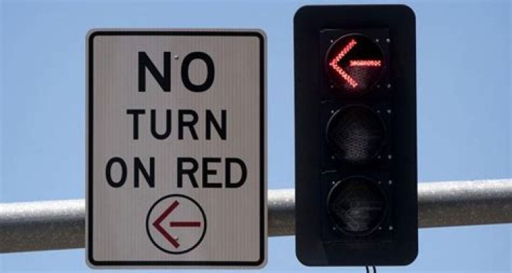Can you turn right on a red arrow in Illinois?