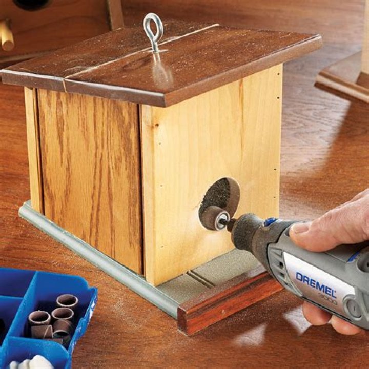 Can You Use a hole saw with a Dremel?