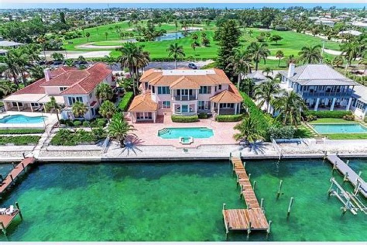 Did Garth Brooks buy a house on Anna Maria Island?