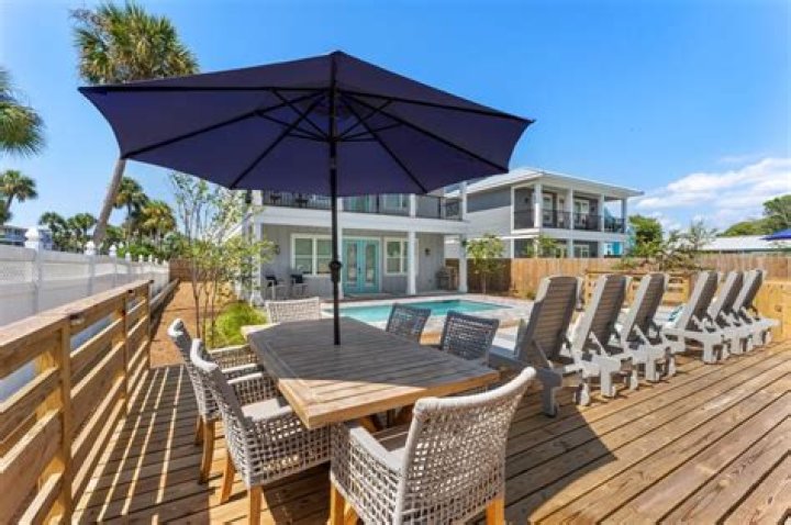 Do Newman-Dailey vacation rentals offer beach service?