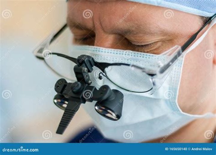 Do surgeons use magnifying glasses?