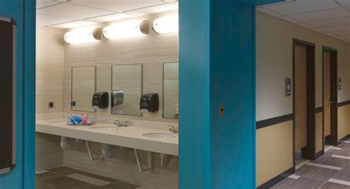 Do UIC dorms have bathrooms?