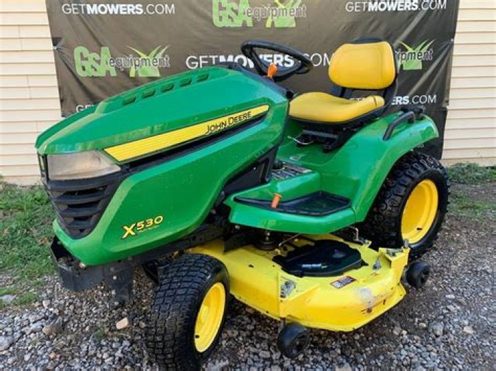 Does a John Deere X530 have power steering?