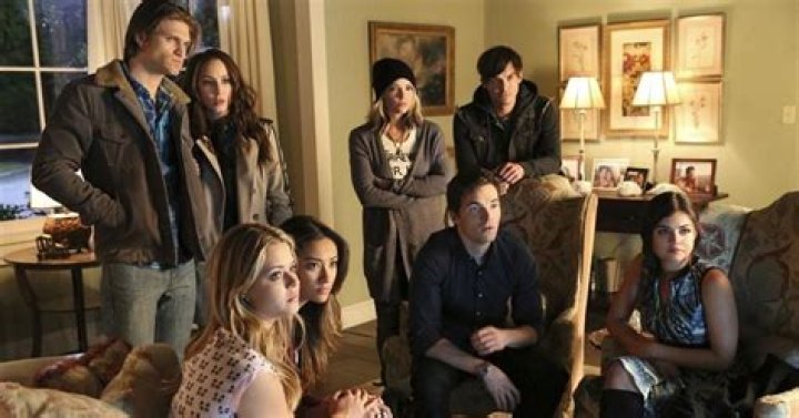 Does Aria lose her virginity to Ezra?