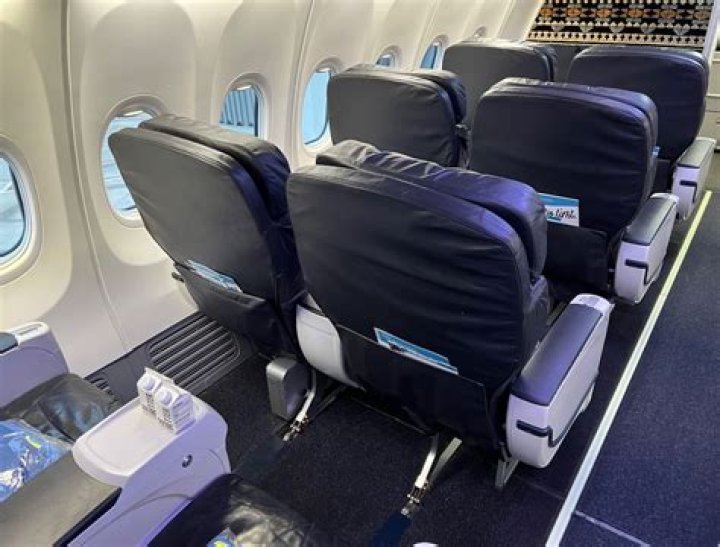 Does Boeing 737-900 have TV?