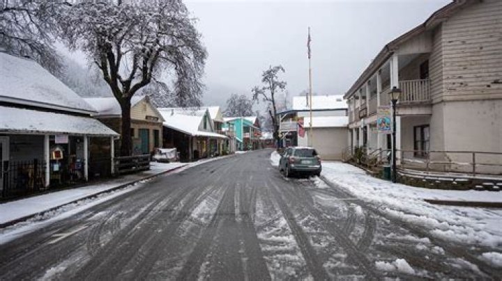 Does Downieville have snow?