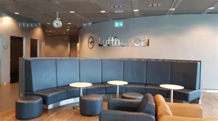 Does Frankfurt Airport have day rooms?