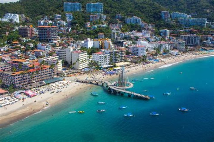 Does it rain in Puerto Vallarta in April?