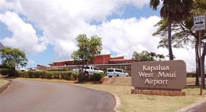 Does Kapalua Airport have rental cars?
