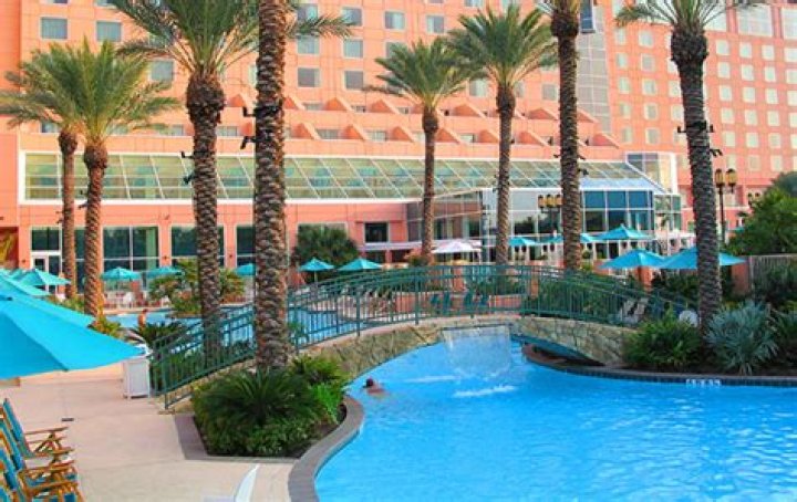 Does Moody Gardens hotel have a pool?