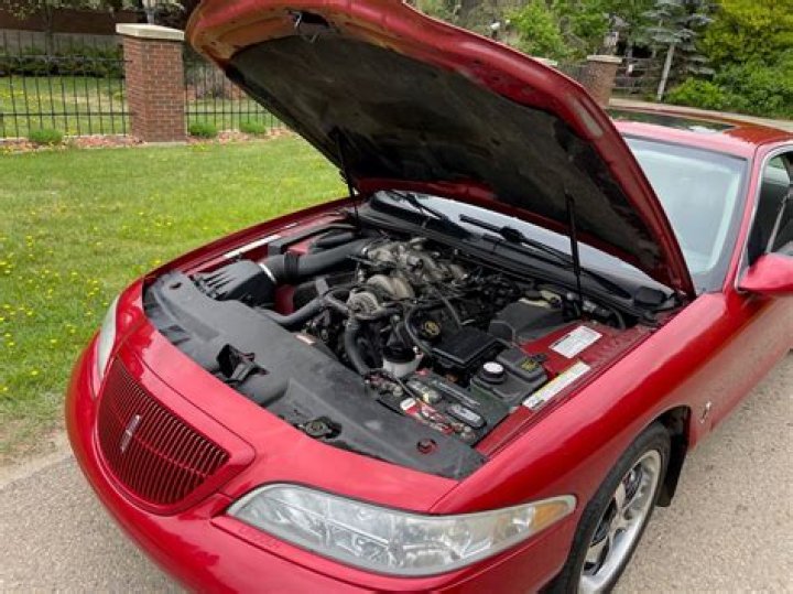 Does the Lincoln Mark VIII have a Cobra engine?