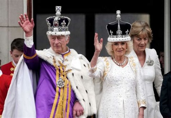 Does the Queen have any authority in England?