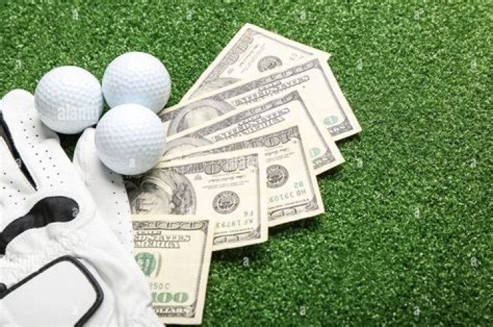 How are prizes divided in golf tournaments?