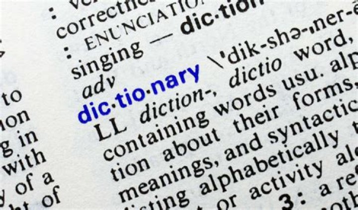 How are words listed in the dictionary?