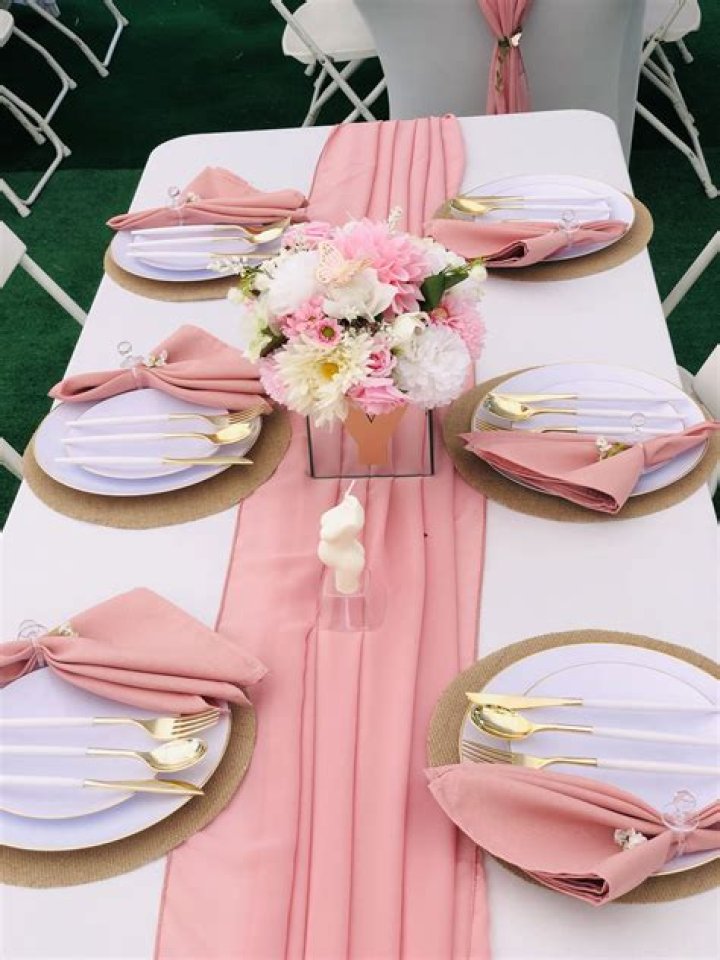 How can I decorate my baby shower?