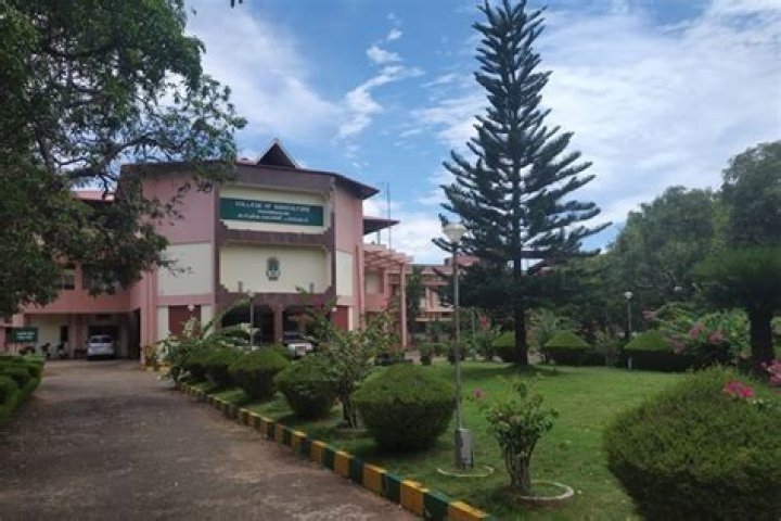 How can I get admission in mannuthy college?