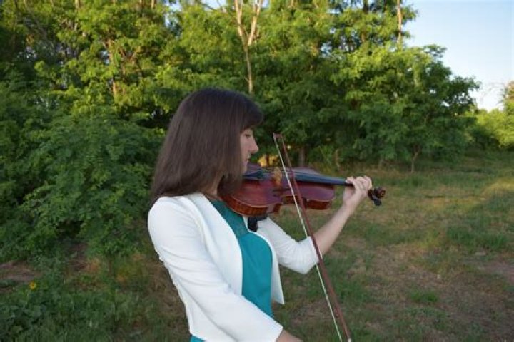 How can I teach myself to play violin?