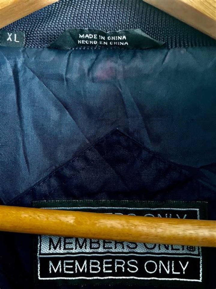 How can you tell a vintage Members Only jacket?