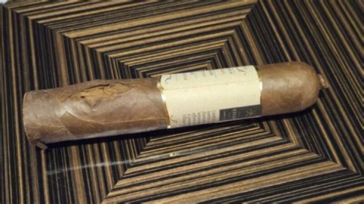 How can you tell if a cigar is counterfeit?