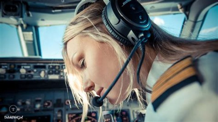 How do airline pilots get paid?