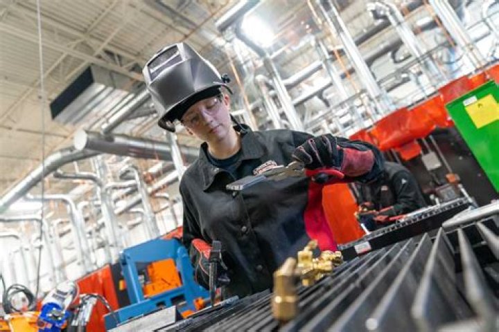 How do I become a welder in California?