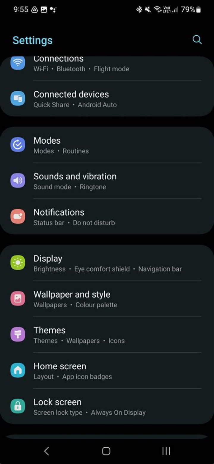 How do I enlarge the icons on my Samsung phone?