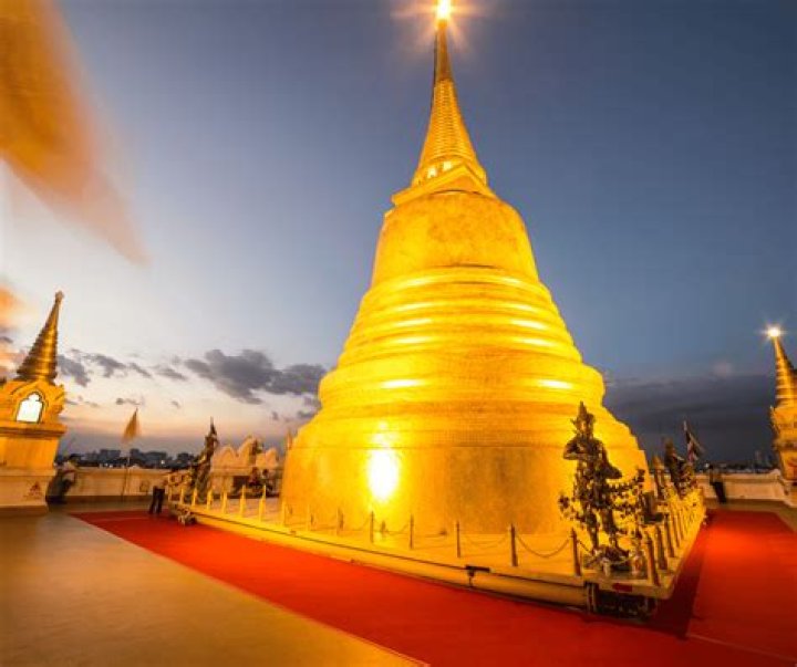 How do I get to Wat Saket by boat?