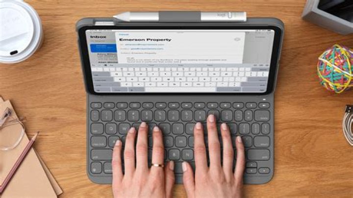 How do I use the function keys on my iPad keyboard?