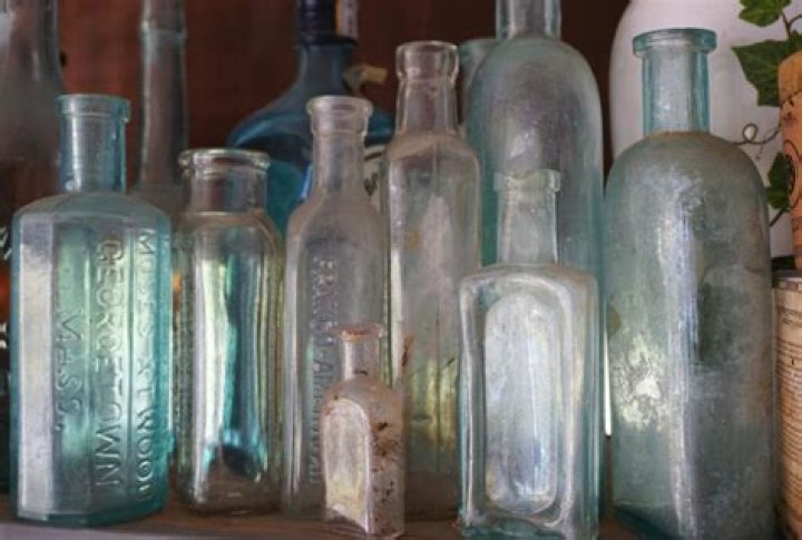 How do you date a Duraglas bottle?