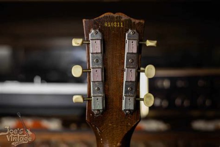 How do you date a Gibson banjo?