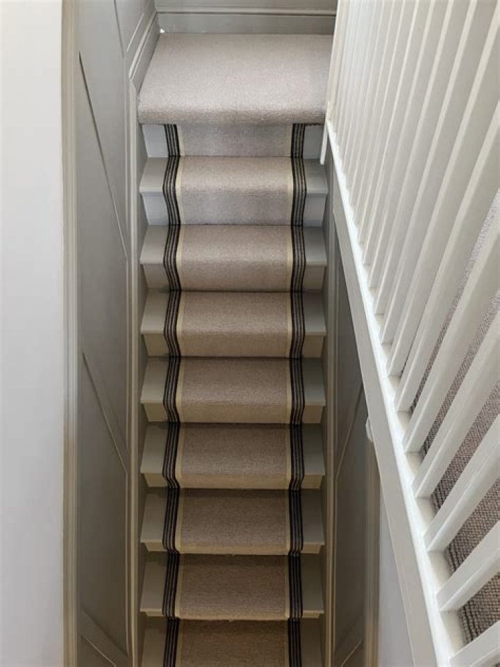 How do you finish carpet edges on stairs?