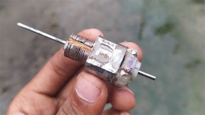 How do you identify a universal motor?