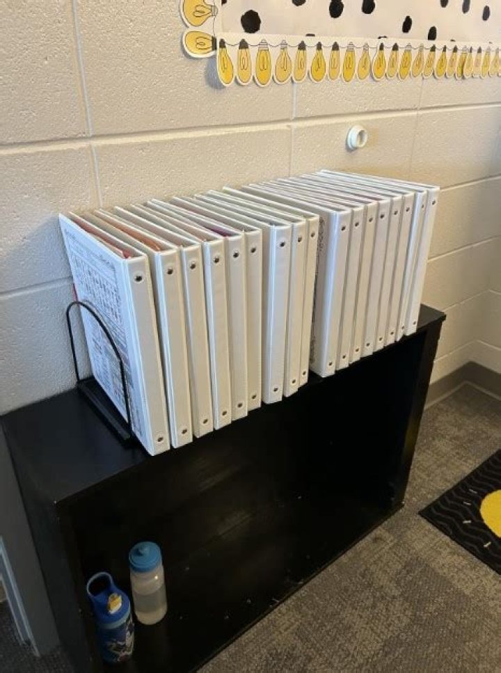 How do you keep binders upright on a shelf?