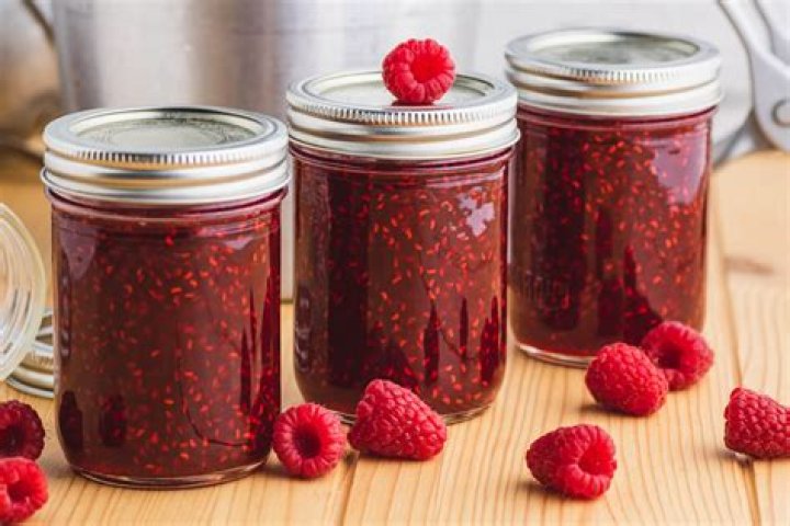 How do you make homemade raspberry jam?