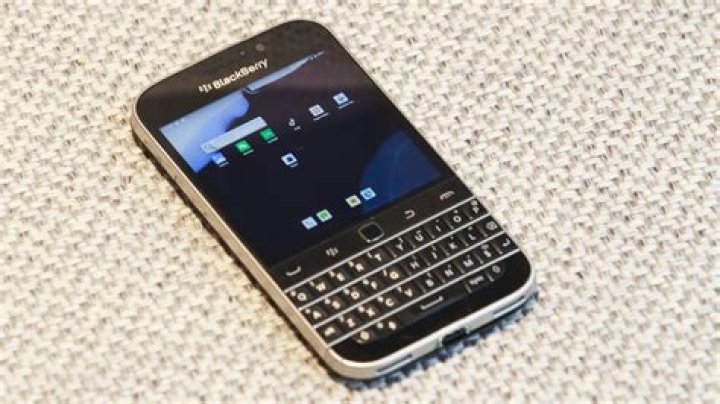 How do you switch BlackBerry devices?