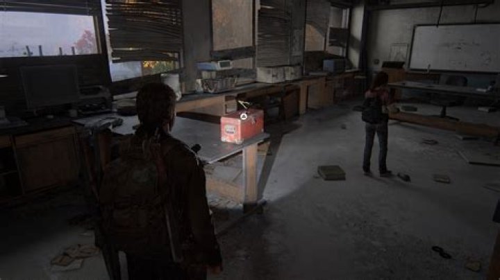 How do you zoom in sniper in Last of Us 2?