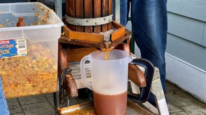 How does an apple grinder work?