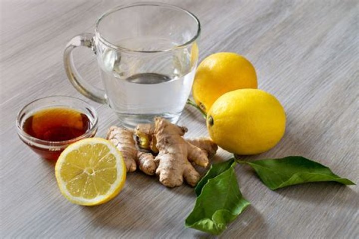 How does hot tea with lemon and honey help a cold?