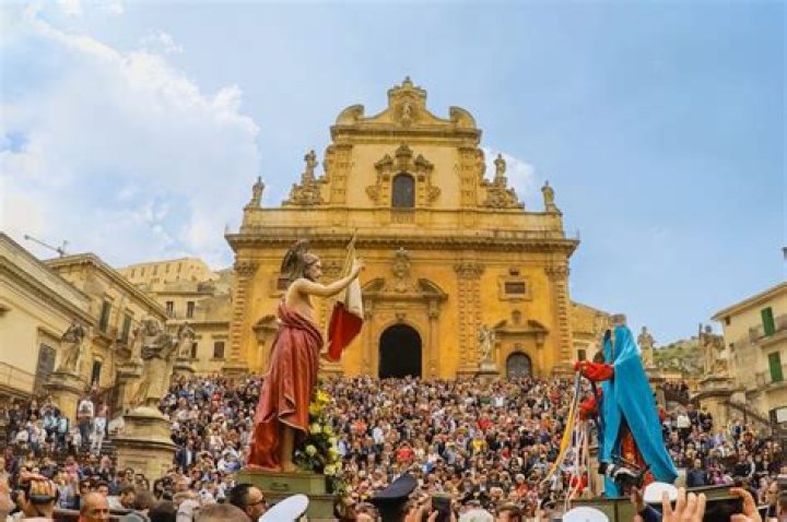 How does Sicily celebrate Easter?
